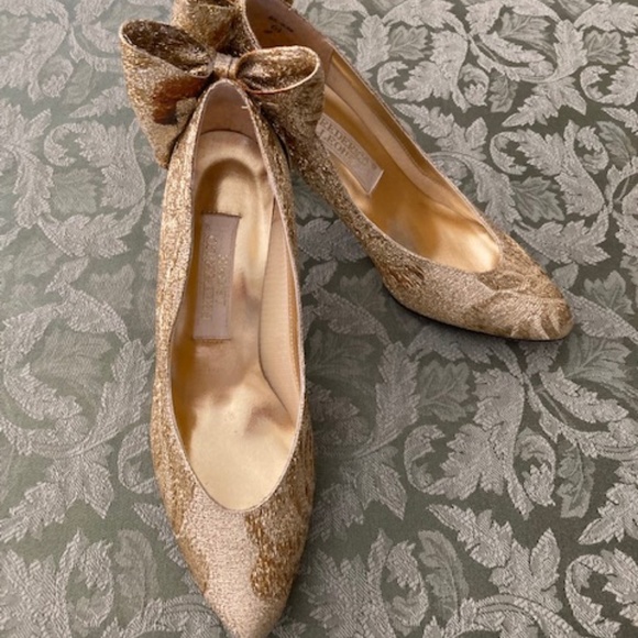 Frederico Leone Gold Heels with Bows✨ - Picture 4 of 7